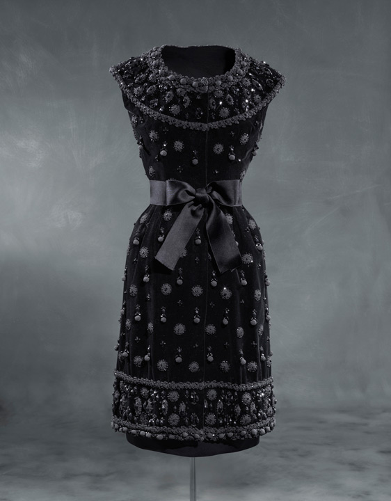 Vestido de cóctel en terciopelo liso de seda negra. 1962. Museo Balenciaga. Guetaria.