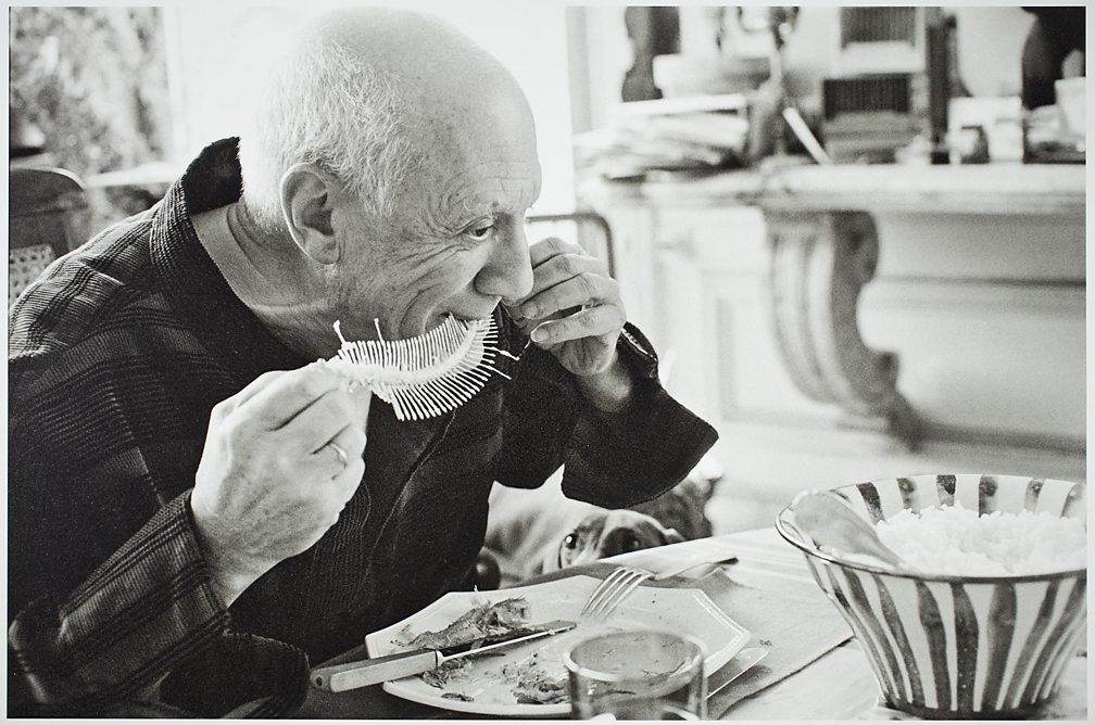 Picasso comiendo pescado. 1957. David Douglas Duncan’s Archive © Succesión Pablo Picasso, VEGAP, Madrid 2018.
